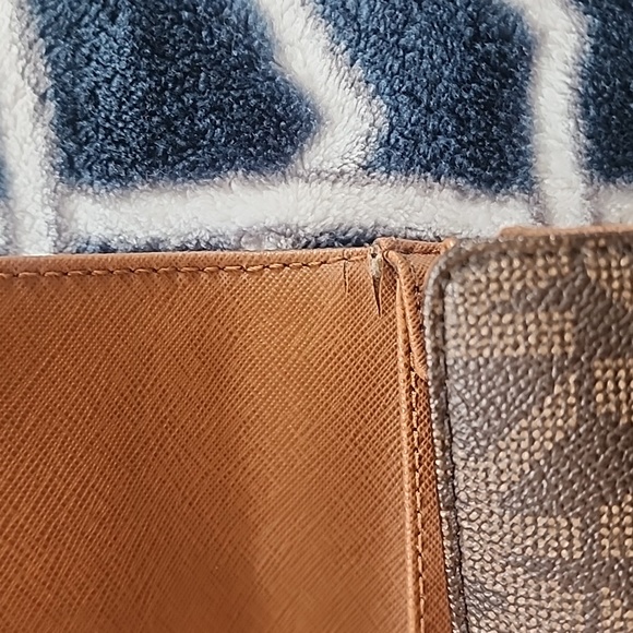 MK trifold wallet. - Picture 7 of 9